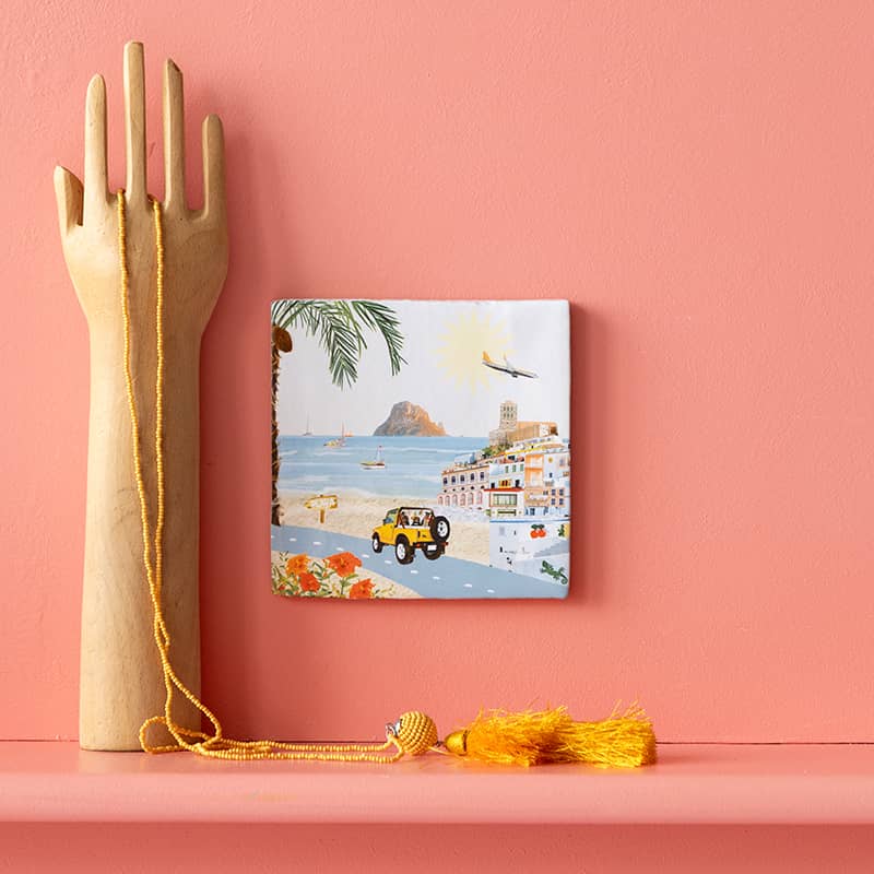 Tegeltje Ibiza met zee en gebouwen op roze plank