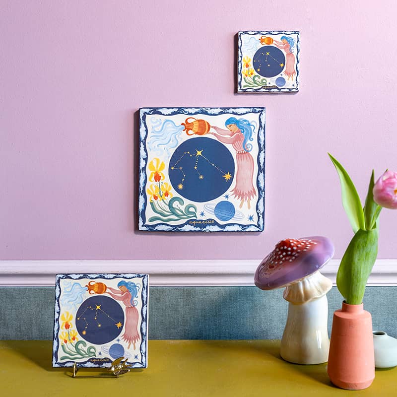 Geboortetegeltje waterman op kleurrijke wand met decoraties eromheen