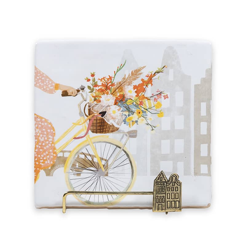 Tegeltje met fiets, bloemen in mand, stadsachtergrond, metalen houder