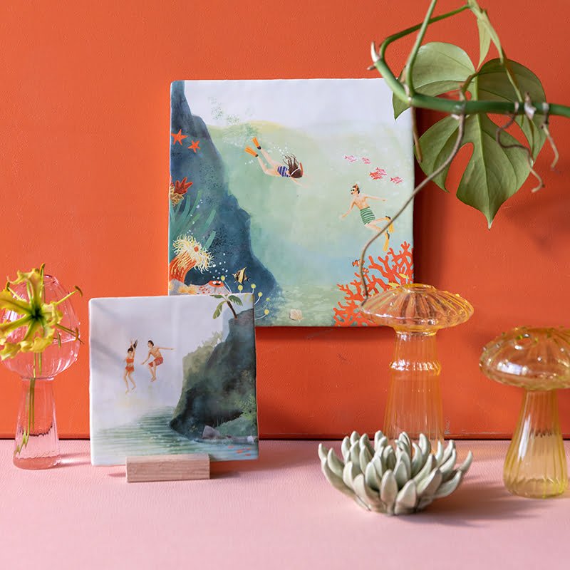 Tegeltje duikscène wanddecoratie kleurrijk in botanische omgeving gepresenteerd