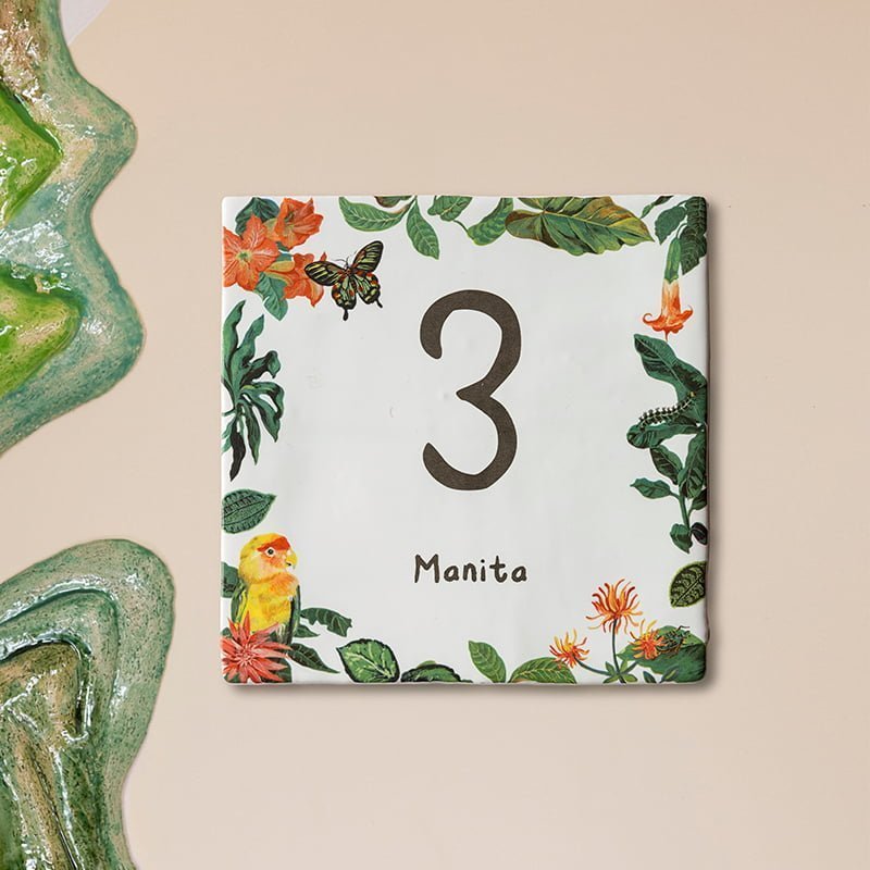 Tegeltje met cijfer en bloemen, vogelversiering binnen
