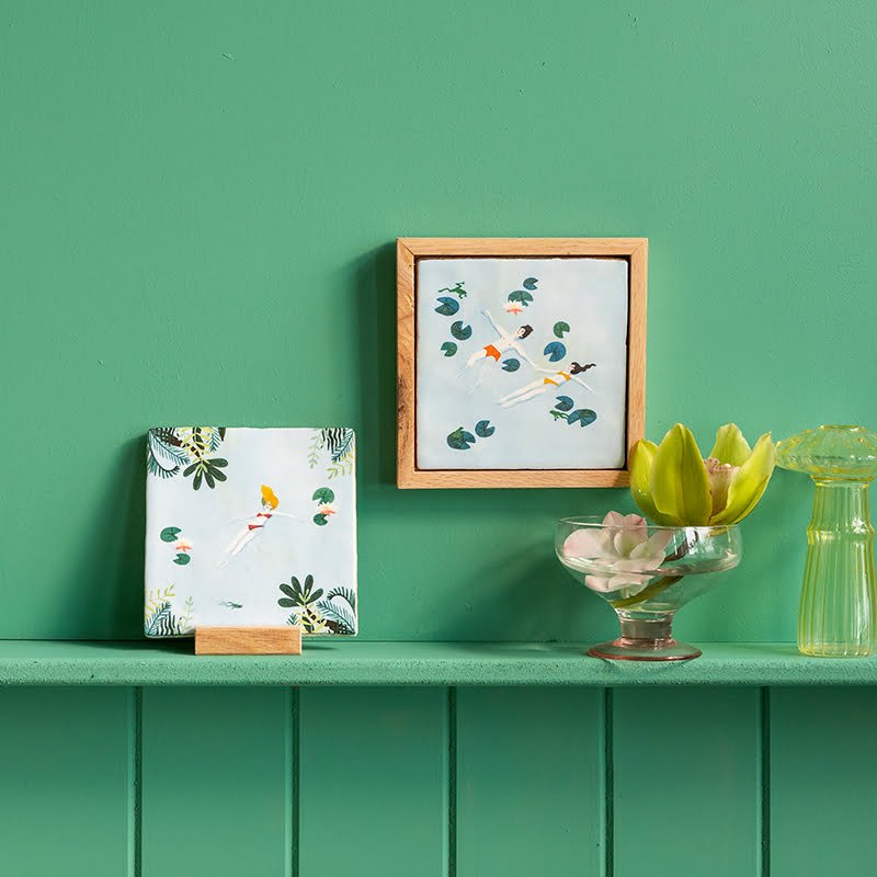 Tegeltje zwemmers, gepresenteerd op groene plank met decor