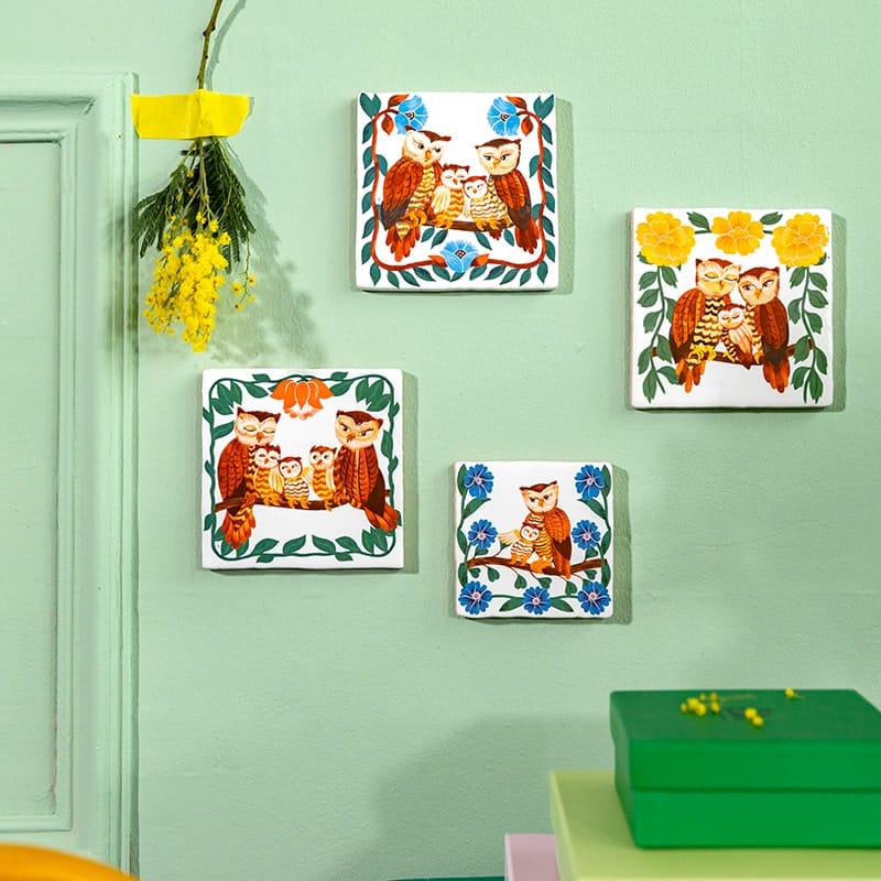 Geboortetegeltjes uilenwanddecoratie groene muur met bloemenversiering