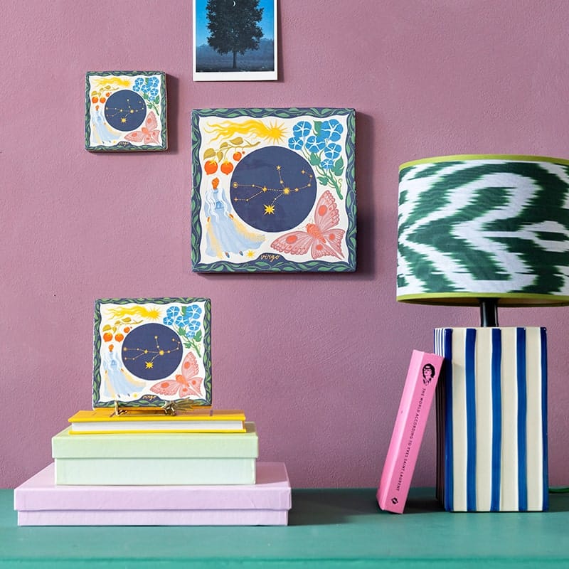 Geboortetegeltje sterrenbeeld maagd met kleurrijke bloemen en vlinders aan muur