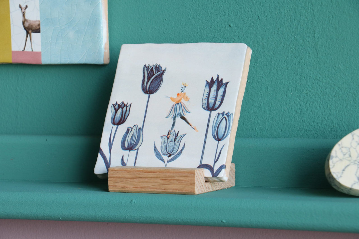 Tegeltje met tulpen en danseresje op houten standaard