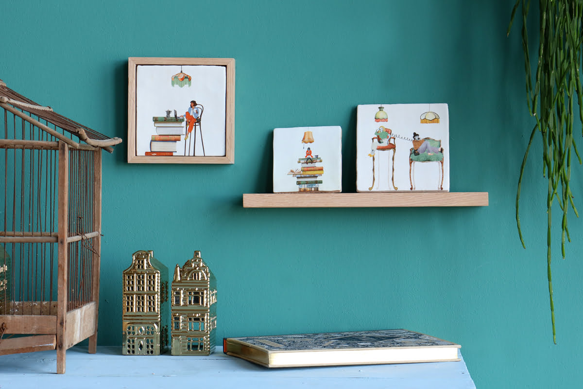 Tegeltje boekenlamp plank groene muur met vogelkooi en boek