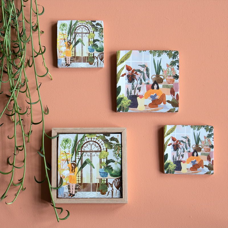 Tegeltje botanische vrouw in serre aan perzikkleurige muur