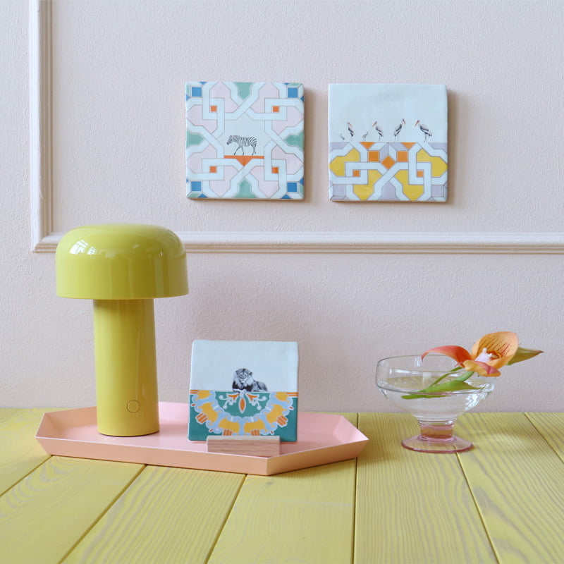 Tegeltje zebra en vogels aan muur, tafel met lamp