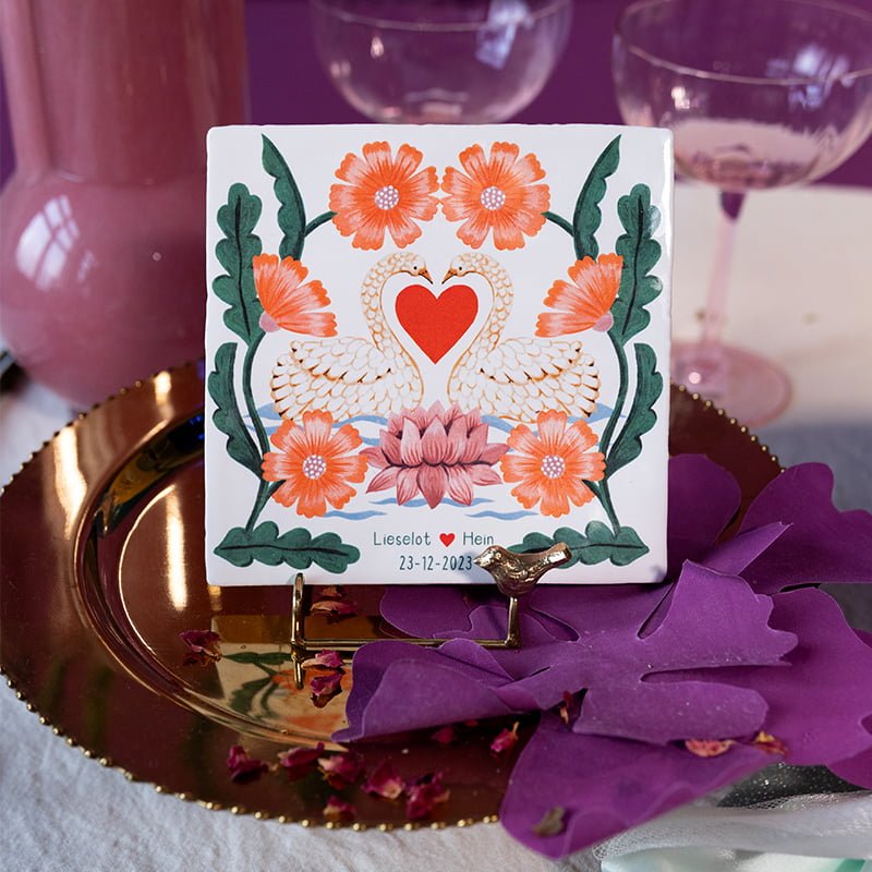 Gepersonaliseerd tegeltje met zwanen en bloemen, op metalen standaard