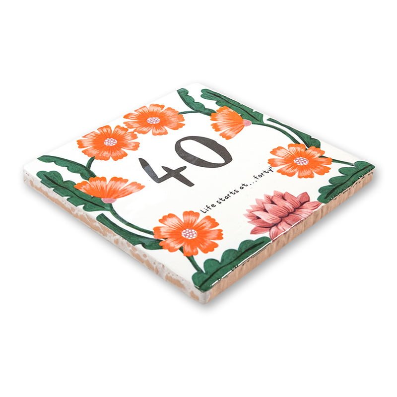 Jubileumcadeau tegeltje met oranje bloemen en jaartal