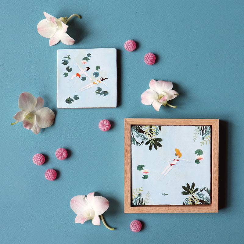 Geslaagd cadeau tegeltje zwemmers tussen bladeren, omringd door bloemen en snoepjes
