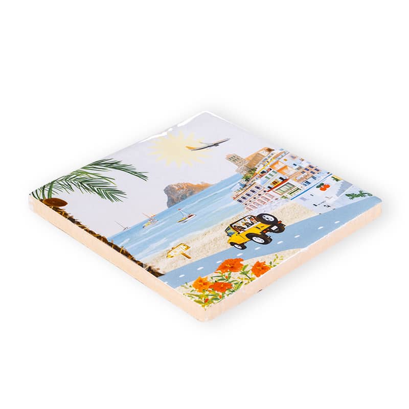 Tegeltje Ibiza met strand, zee en stadselementen weergegeven