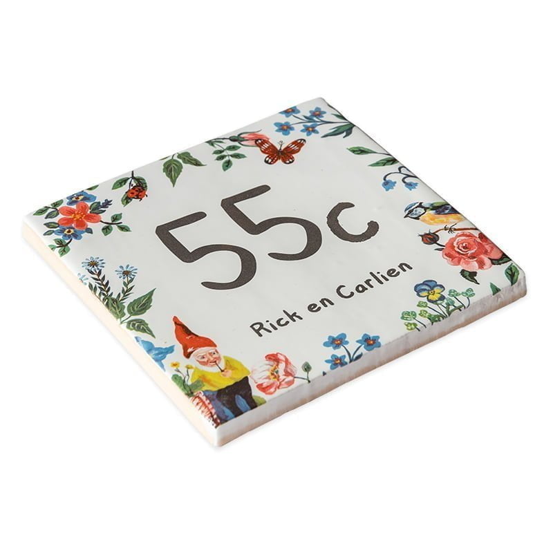 Huisnummer tegeltje met bloemen, vlinders en kabouter rondom decoratie