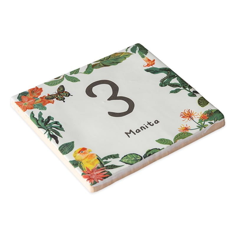Tegeltje met nummer drie, omgeven door kleurrijke bloemen