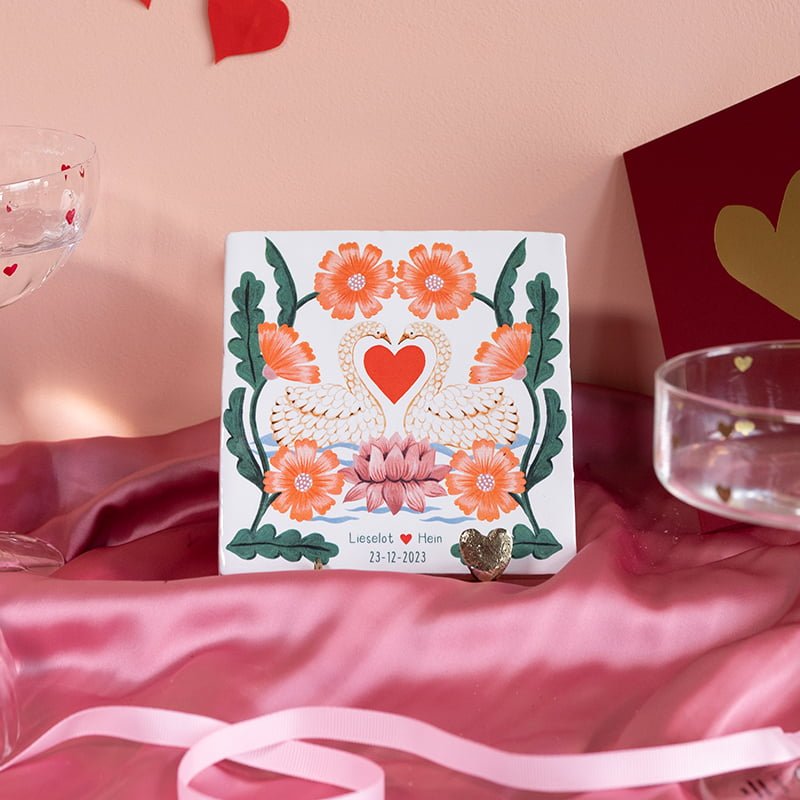 Gepersonaliseerd tegeltje met zwanen en bloemen, decoratief gepresenteerd