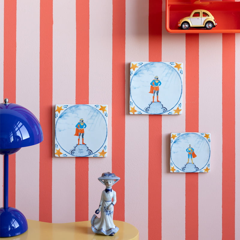 Gepersonaliseerde tegeltjes met superhelden op gestreepte muur
