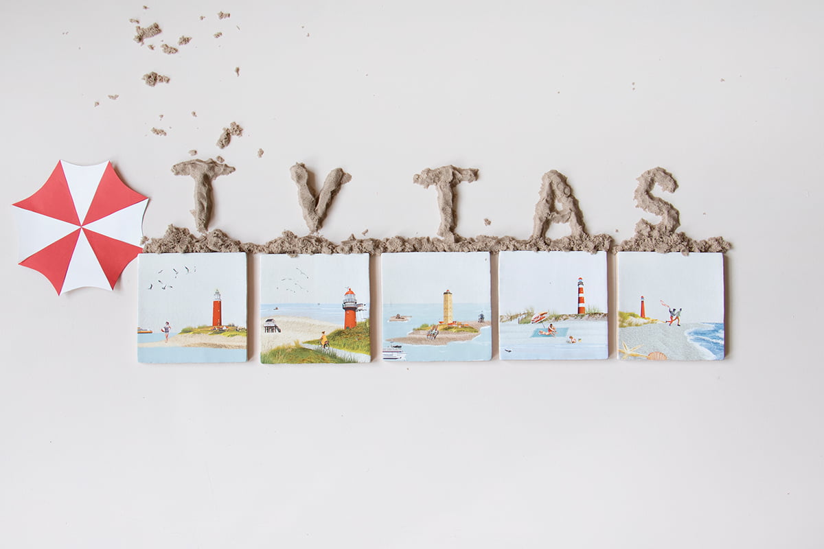 Tegeltjes Terschelling met vuurtorens en zandletters, parasol linksboven
