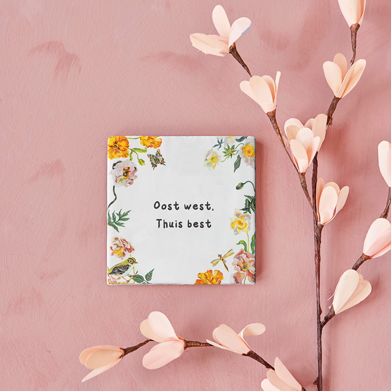 Tegeltje met bloemen en tekst op roze achtergrond