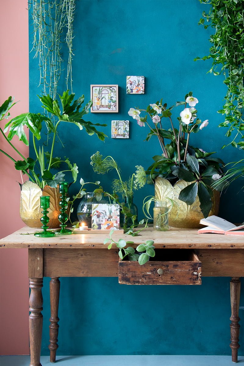 Tegeltje plantenrijkdom, op tafel met groene glazen kandelaars