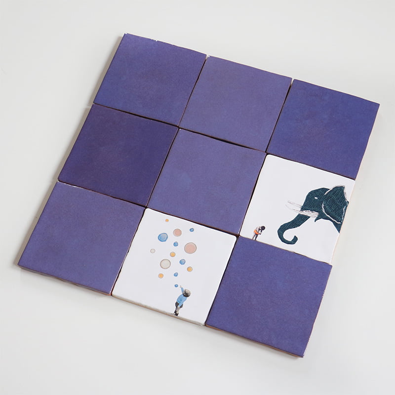 Negen tegels, donkerblauw en wit met illustraties, gerangschikt