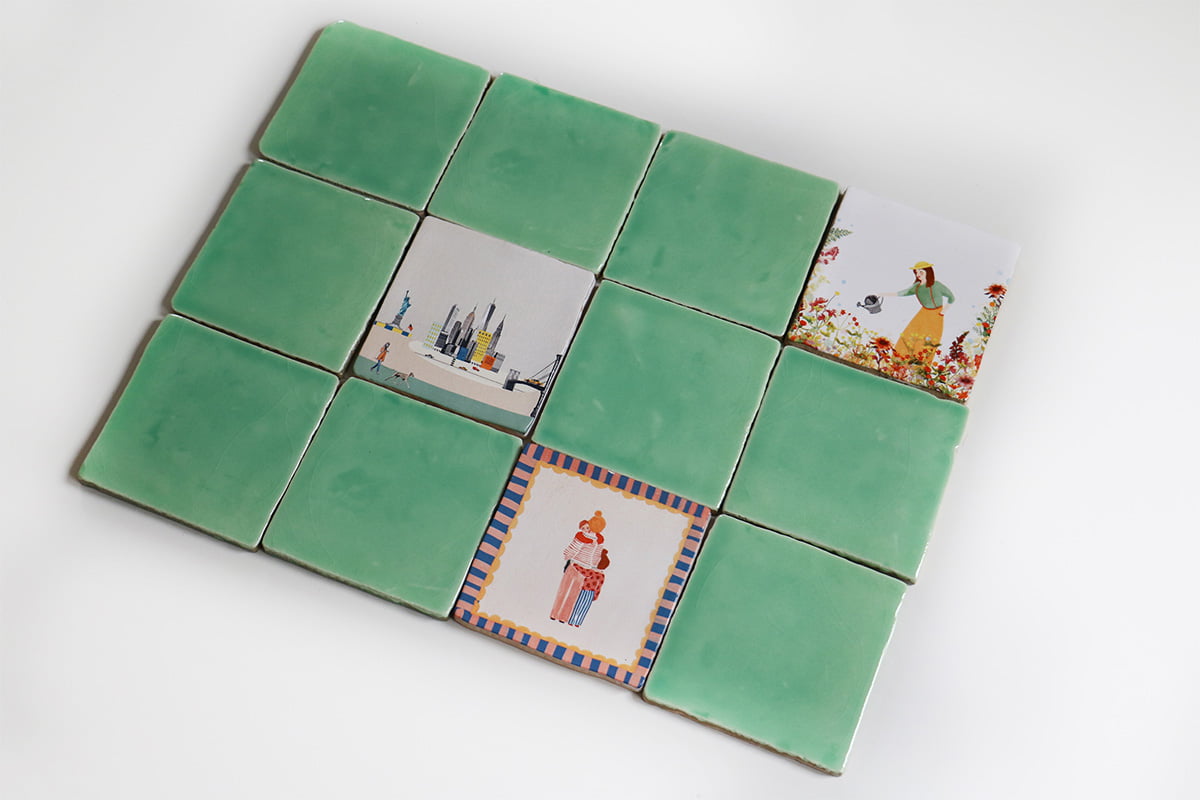 Groen tegeltje met illustraties in mozaïekvorm op witte achtergrond