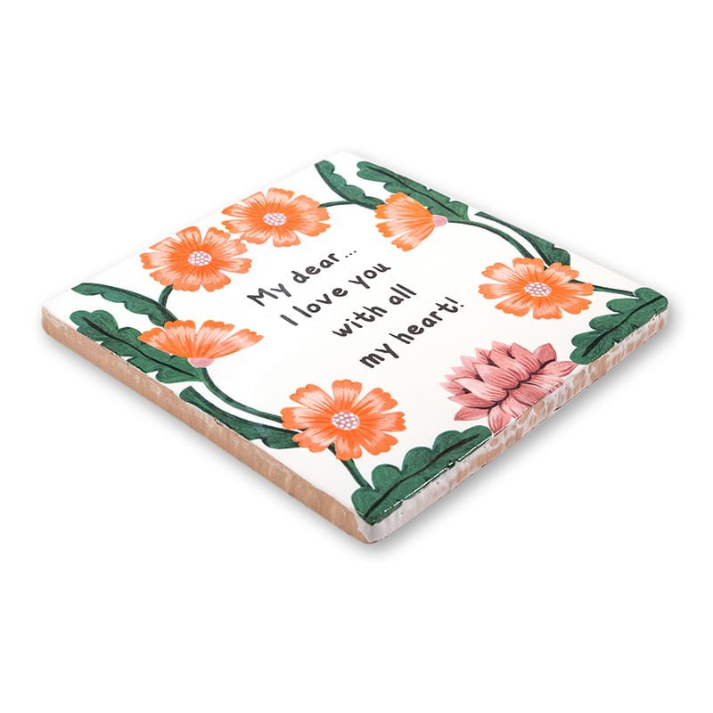 Tegeltje met oranje bloemen en een liefdesboodschap