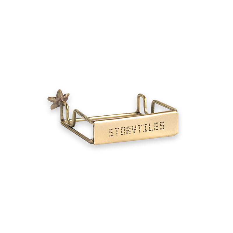 Gouden tegelhouder met stervormig decoratief element en geperforeerd logo
