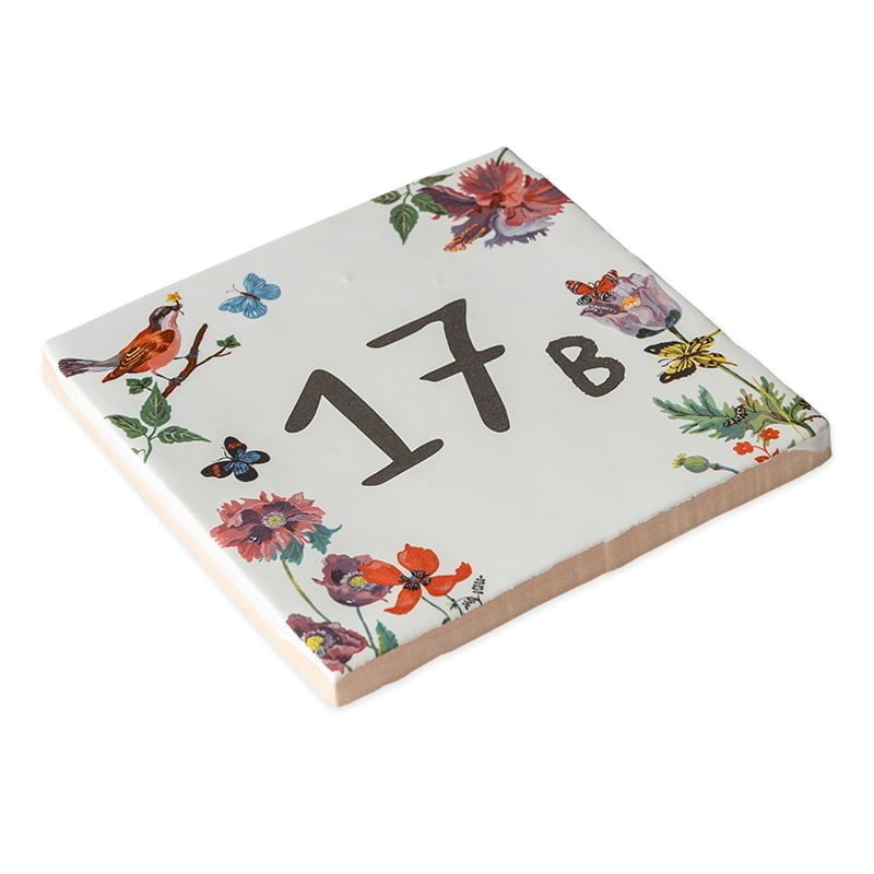 Tegeltje met bloemen, vogels, vlinders, en huisnummer 17B