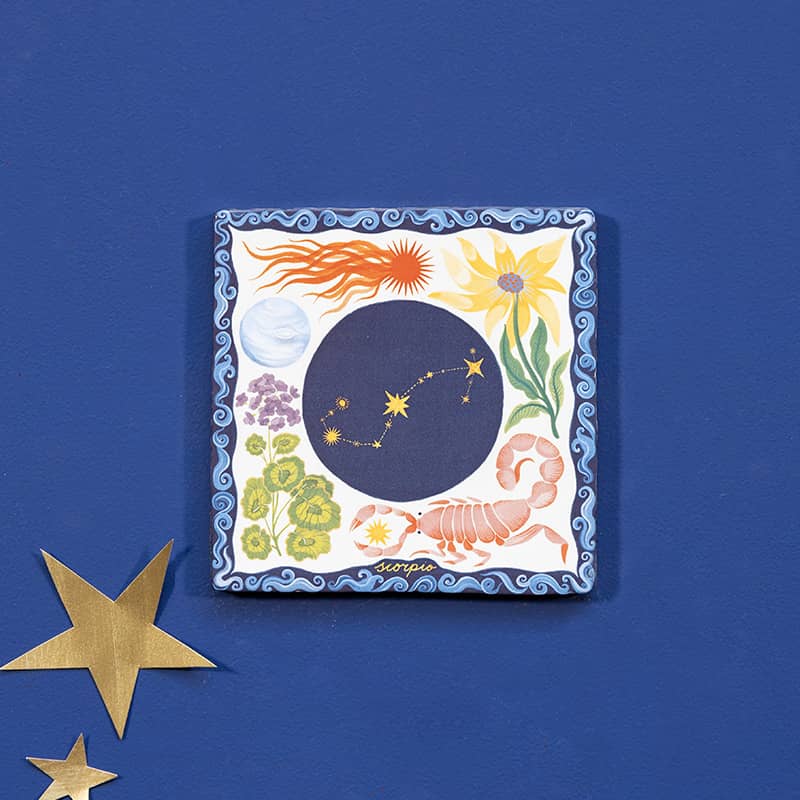 Geboortetegel schorpioen sterrenbeeld met bloemen en blauwe achtergrond