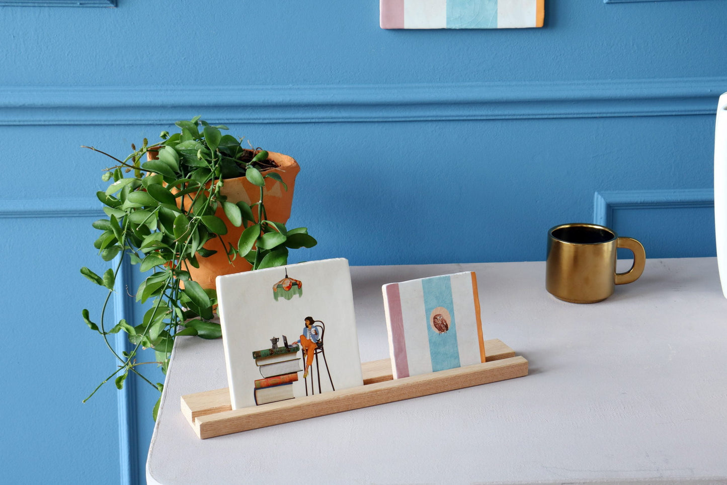 Geslaagd cadeau tegeltje met huiselijk tafereel op houten standaard