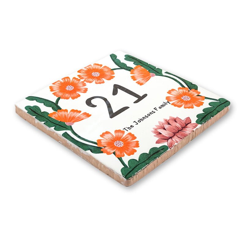 Huisnummer tegeltje met oranje bloemen en familienaam