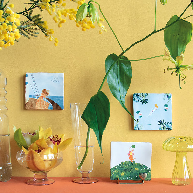 Geslaagd cadeau tegeltje vrouw op boot muur met bloemen