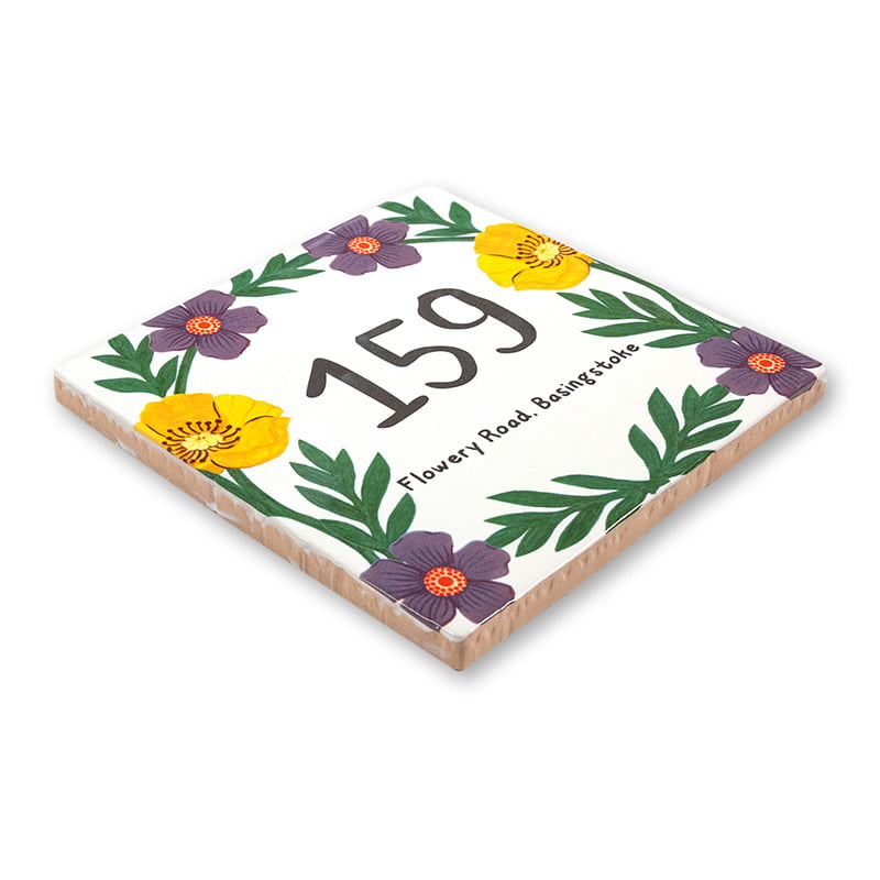 Huisnummer tegeltje met kleurrijke bloemen en adres eronder