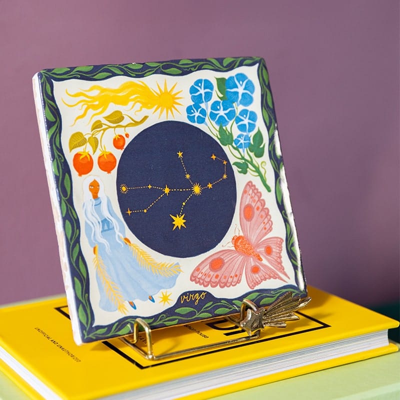 Geboortetegel sterrenbeeld Virgo met omringende symbolische illustraties