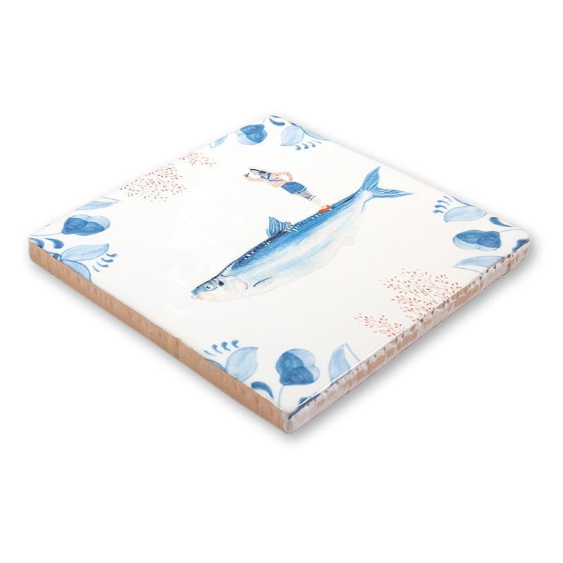 Tegeltje met vis en mannetje, omlijst door blauwe bloemen