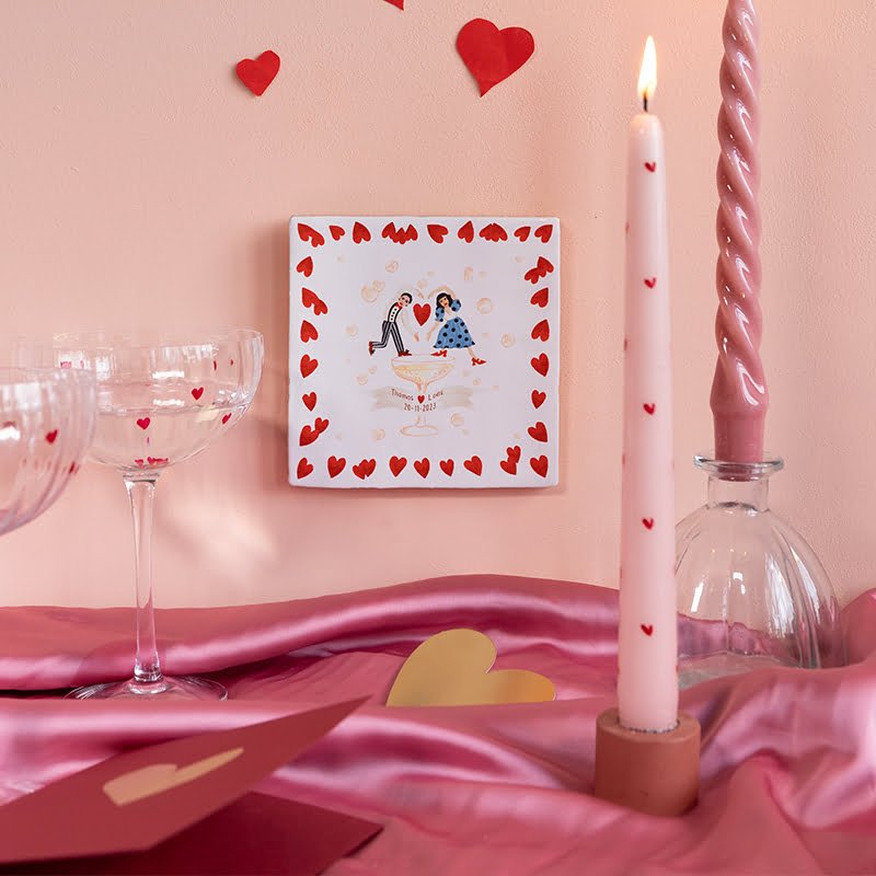 Gepersonaliseerd tegeltje met hartjesmotief, gepresenteerd op romantische tafel