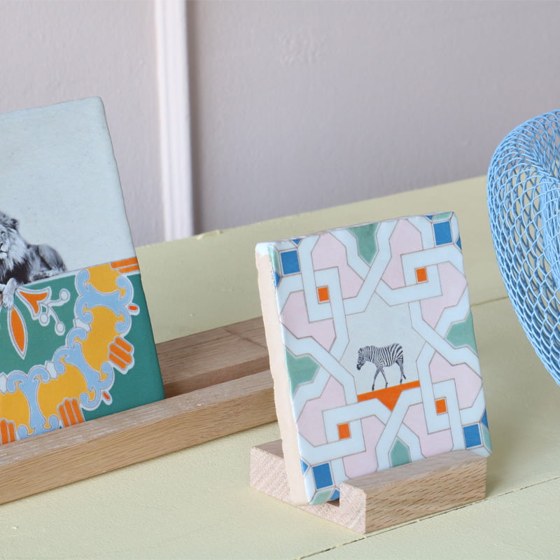 Tegeltje zebra geometrisch op houten standaard in interieur geplaatst