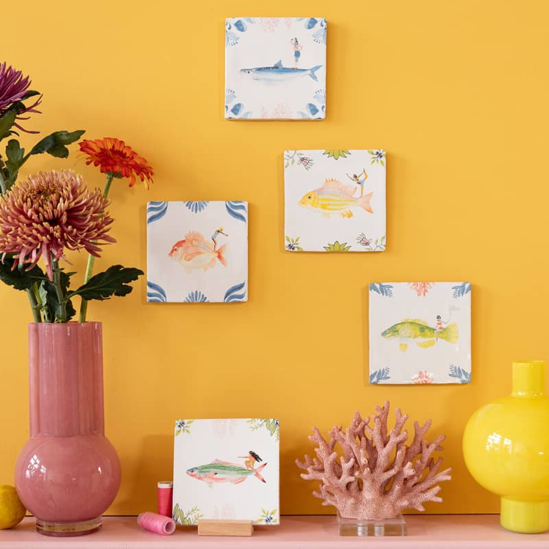 Tegeltje visdecor wand, kleurrijke achtergrond met bloemen en vazen