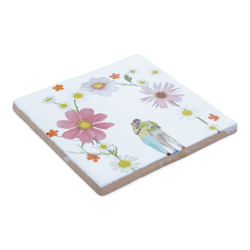 Tegeltje met bloemen en omarmend paar in midden