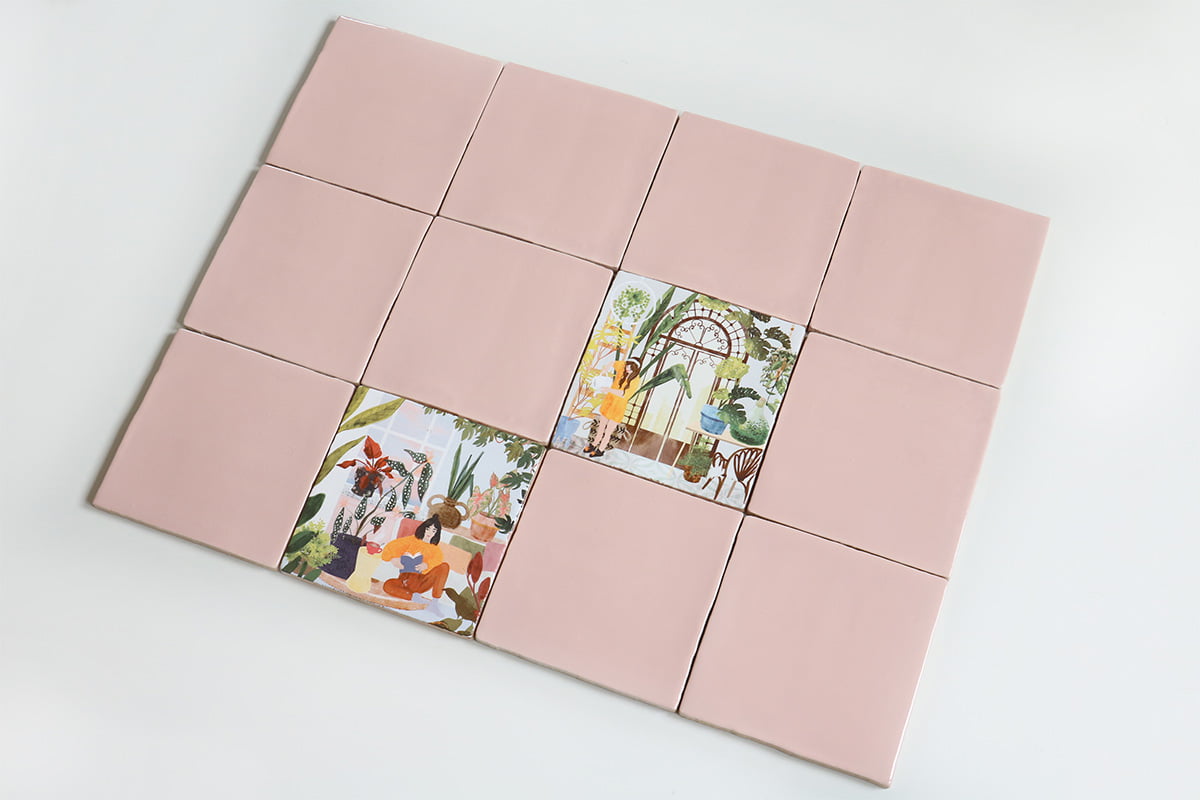 Roze tegels met twee tegels bedrukte illustraties van planten