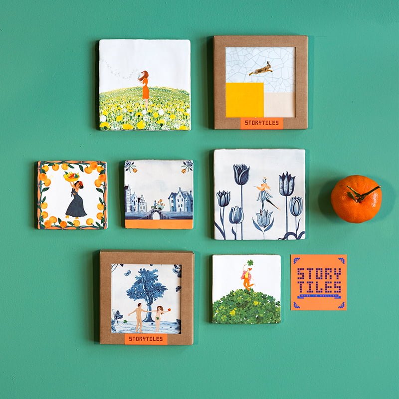 Tegeltjes met kleurrijke illustraties op groene muur gepresenteerd