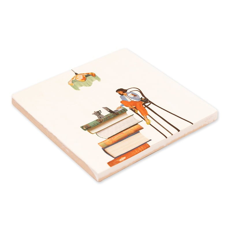 Geslaagd cadeau tegeltje zittende vrouw op boekenstapel bij lamp