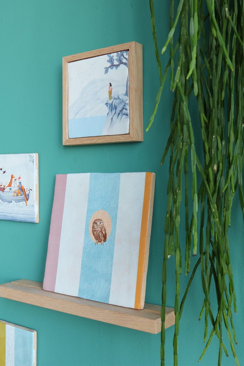 Geslaagd cadeau tegeltje schildering natuur op kleurrijke muurdisplay