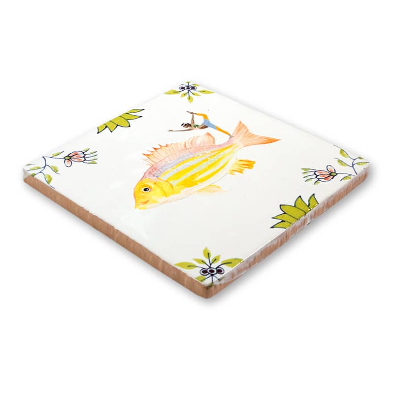 Tegeltje vis met bloemen als decoratie rondom