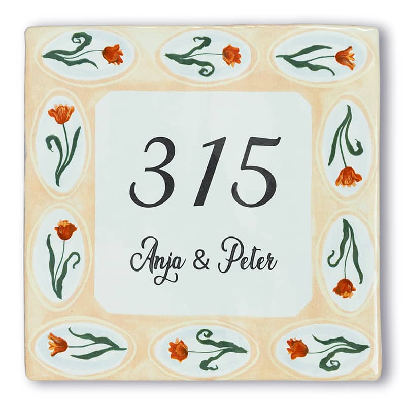 Huisnummer tegeltje met oranje bloemen en namen decoratie
