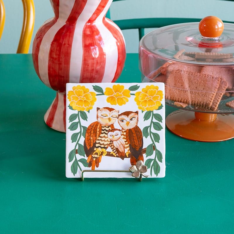 Geboortetegeltje uilenfamilie op groene tafel met decoraties