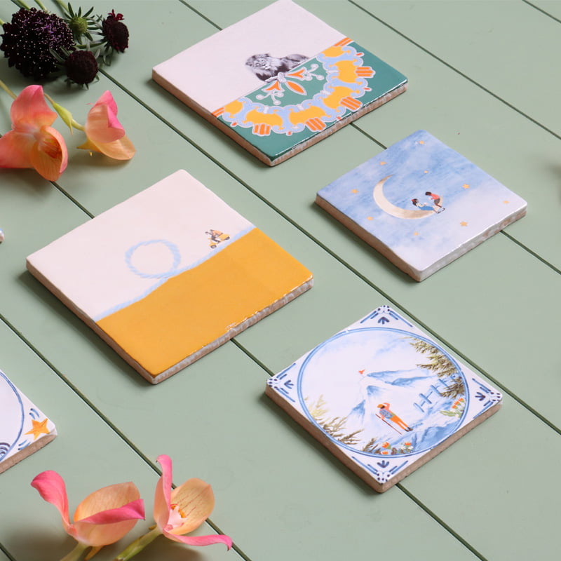 Tegeltjes met diverse illustraties op tafel