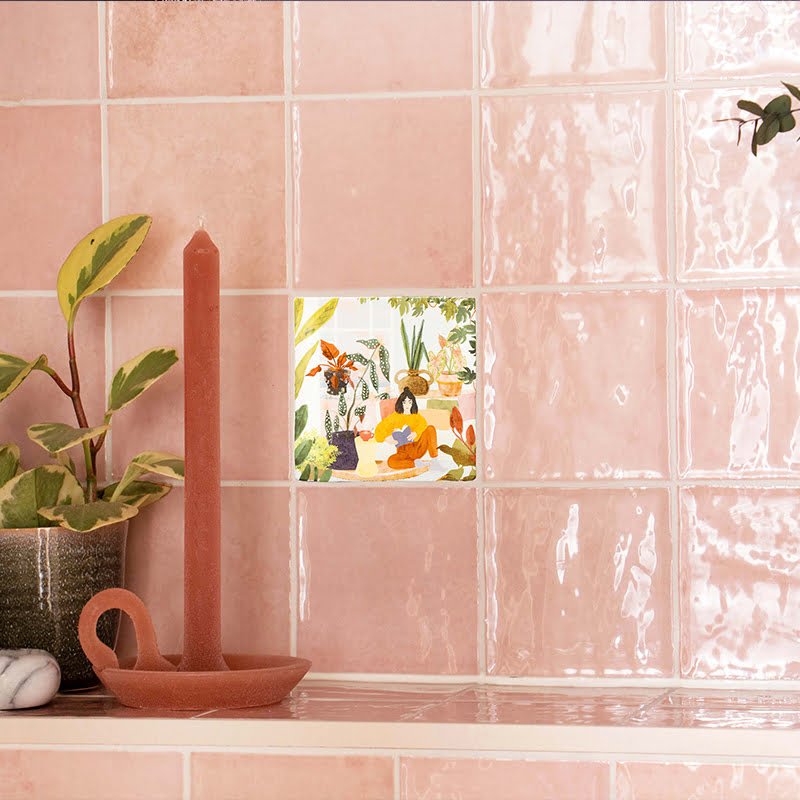 Tegeltje plantenillustratie, geïntegreerd tussen roze wandtegels