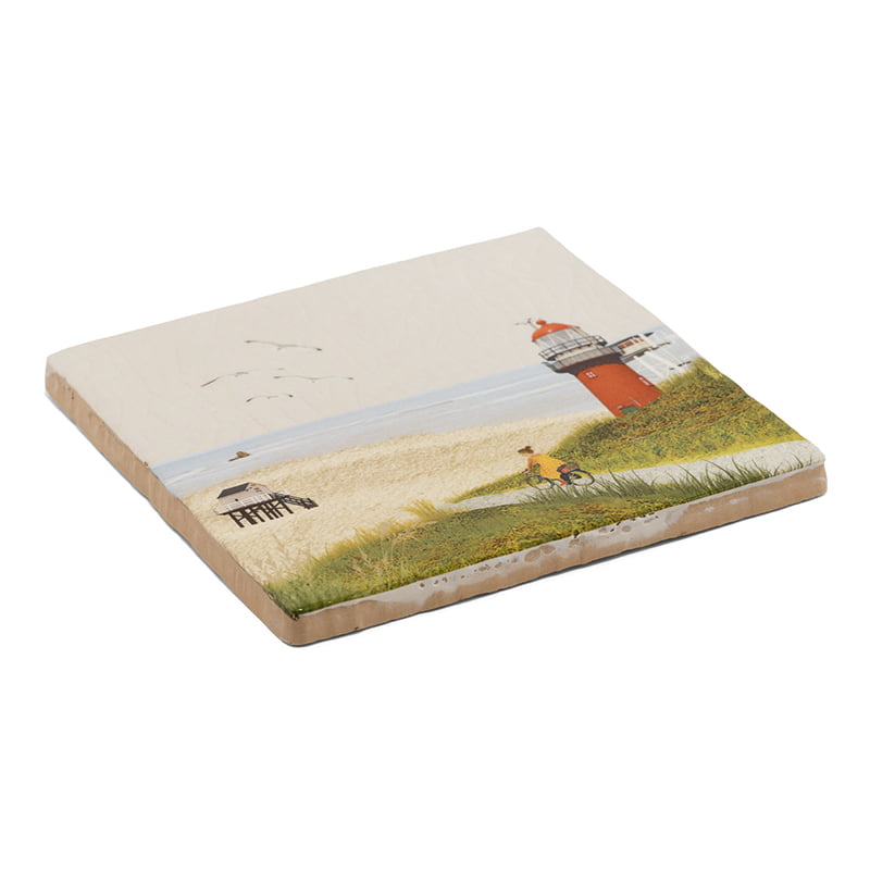 Tegeltje Vlieland strand met vuurtoren en fietser op pad
