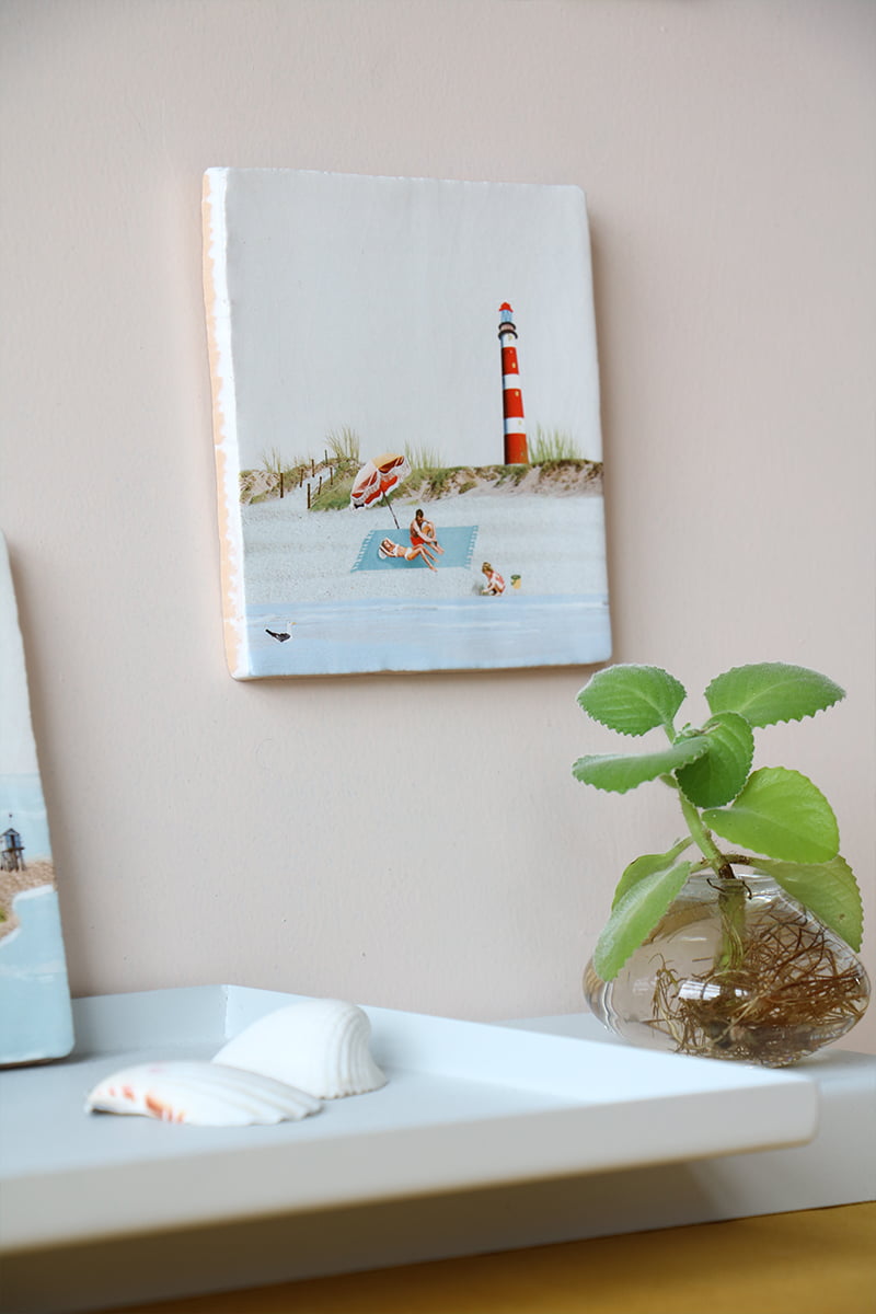 Tegeltje Ameland strand met vuurtoren aan wand boven plankje